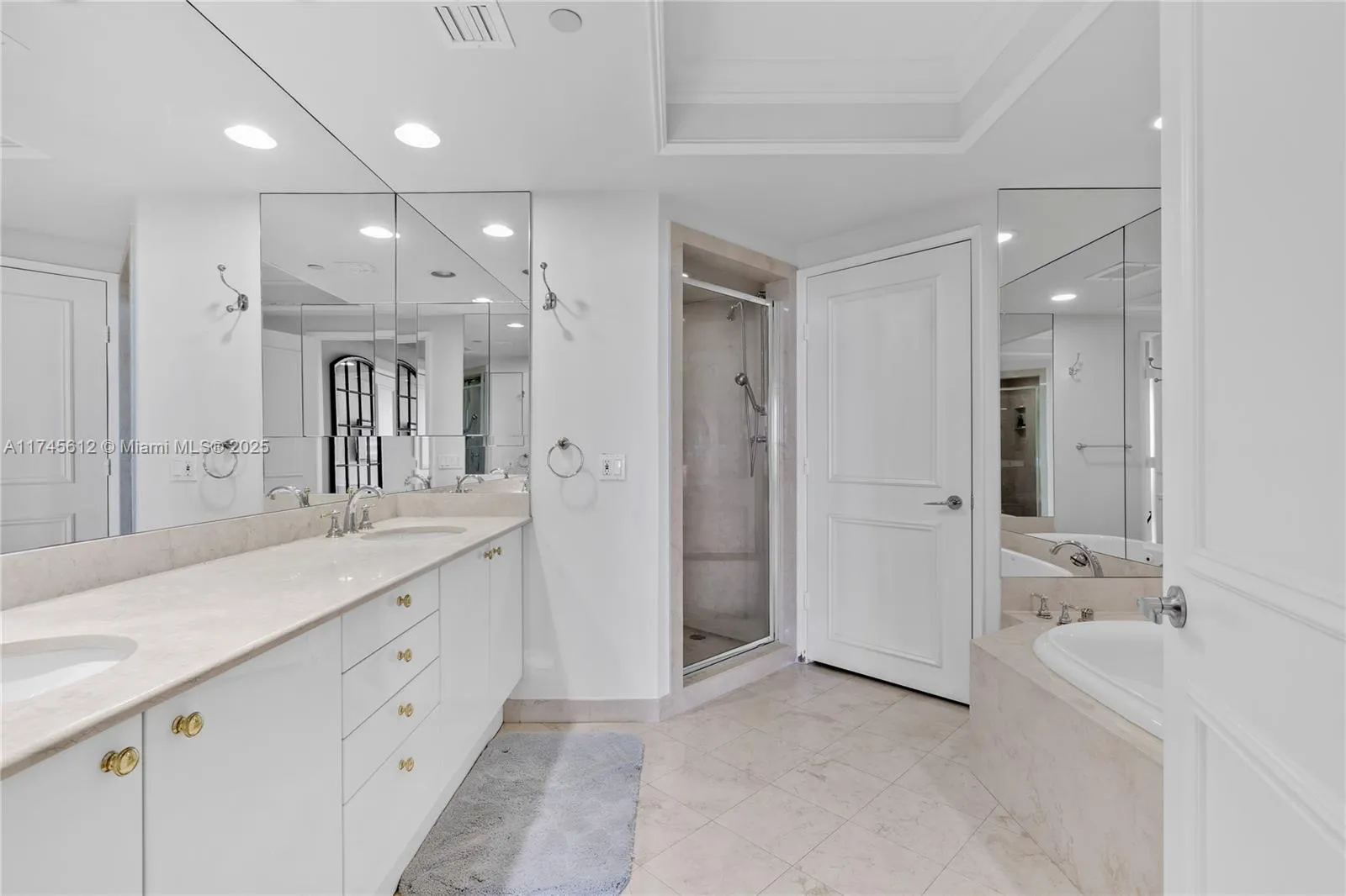 Key Biscayne, Florida 33149, United States, 3 Bedrooms Bedrooms, ,5 BathroomsBathrooms,Residential,Pending,4023