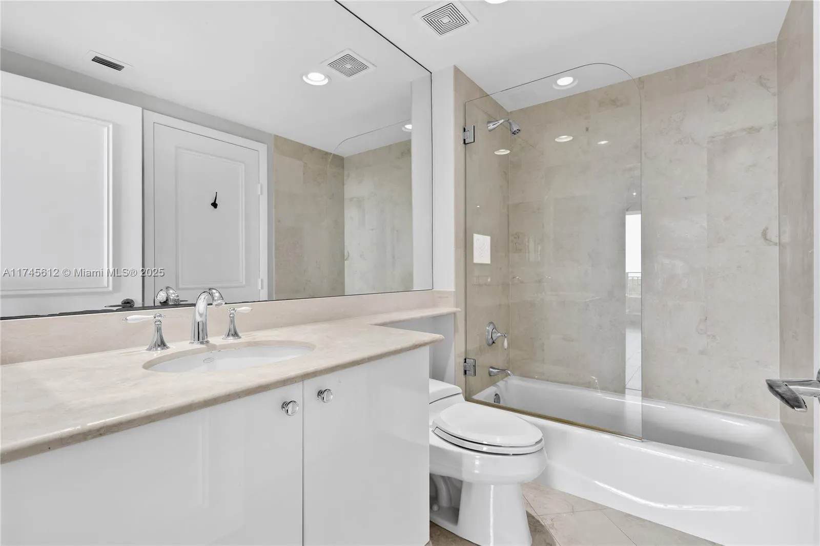 Key Biscayne, Florida 33149, United States, 3 Bedrooms Bedrooms, ,5 BathroomsBathrooms,Residential,Pending,4023