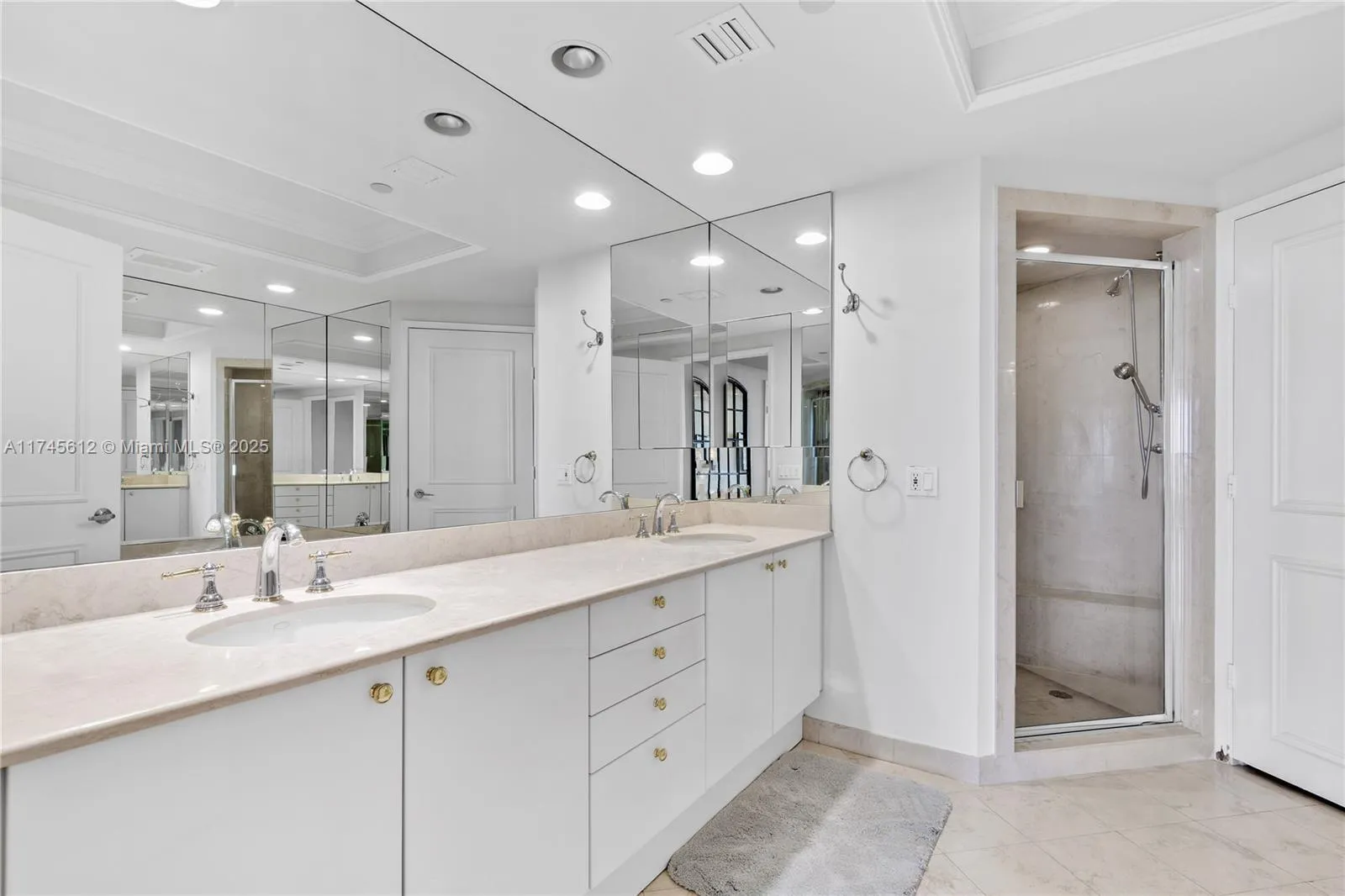 Key Biscayne, Florida 33149, United States, 3 Bedrooms Bedrooms, ,5 BathroomsBathrooms,Residential,Pending,4023