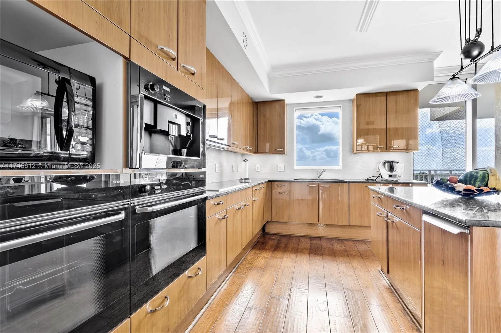 Key Biscayne, Florida 33149, United States, 3 Bedrooms Bedrooms, ,5 BathroomsBathrooms,Residential,Pending,4023