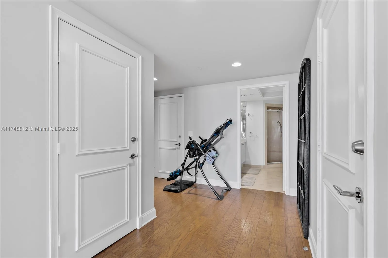 Key Biscayne, Florida 33149, United States, 3 Bedrooms Bedrooms, ,5 BathroomsBathrooms,Residential,Pending,4023