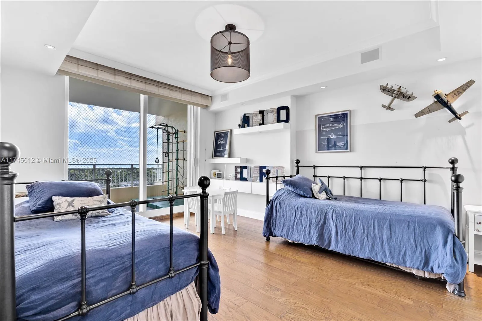 Key Biscayne, Florida 33149, United States, 3 Bedrooms Bedrooms, ,5 BathroomsBathrooms,Residential,Pending,4023