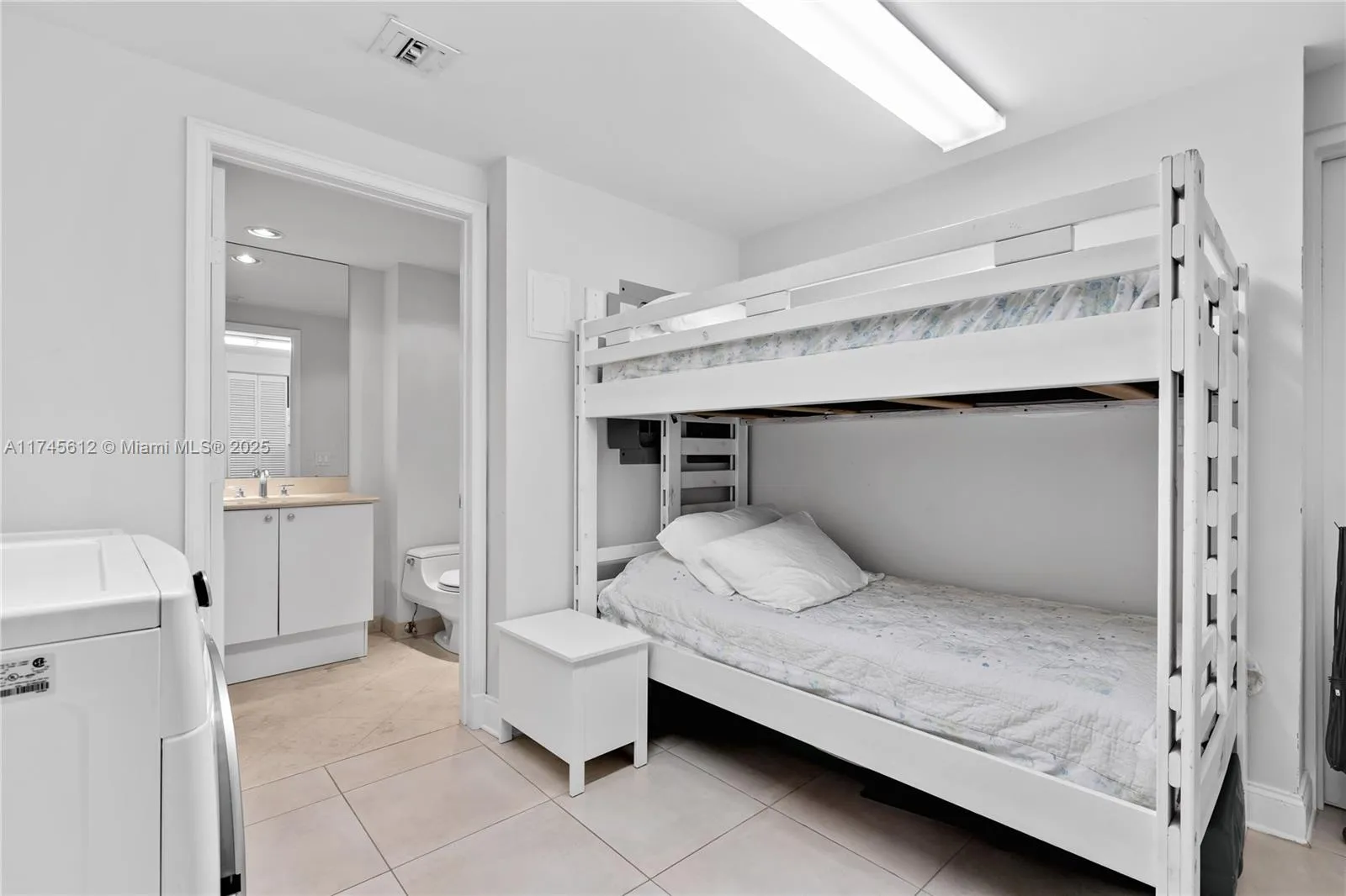 Key Biscayne, Florida 33149, United States, 3 Bedrooms Bedrooms, ,5 BathroomsBathrooms,Residential,Pending,4023