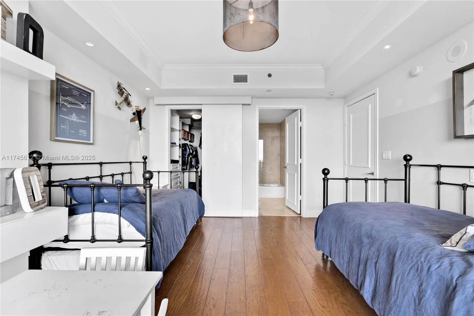 Key Biscayne, Florida 33149, United States, 3 Bedrooms Bedrooms, ,5 BathroomsBathrooms,Residential,Pending,4023