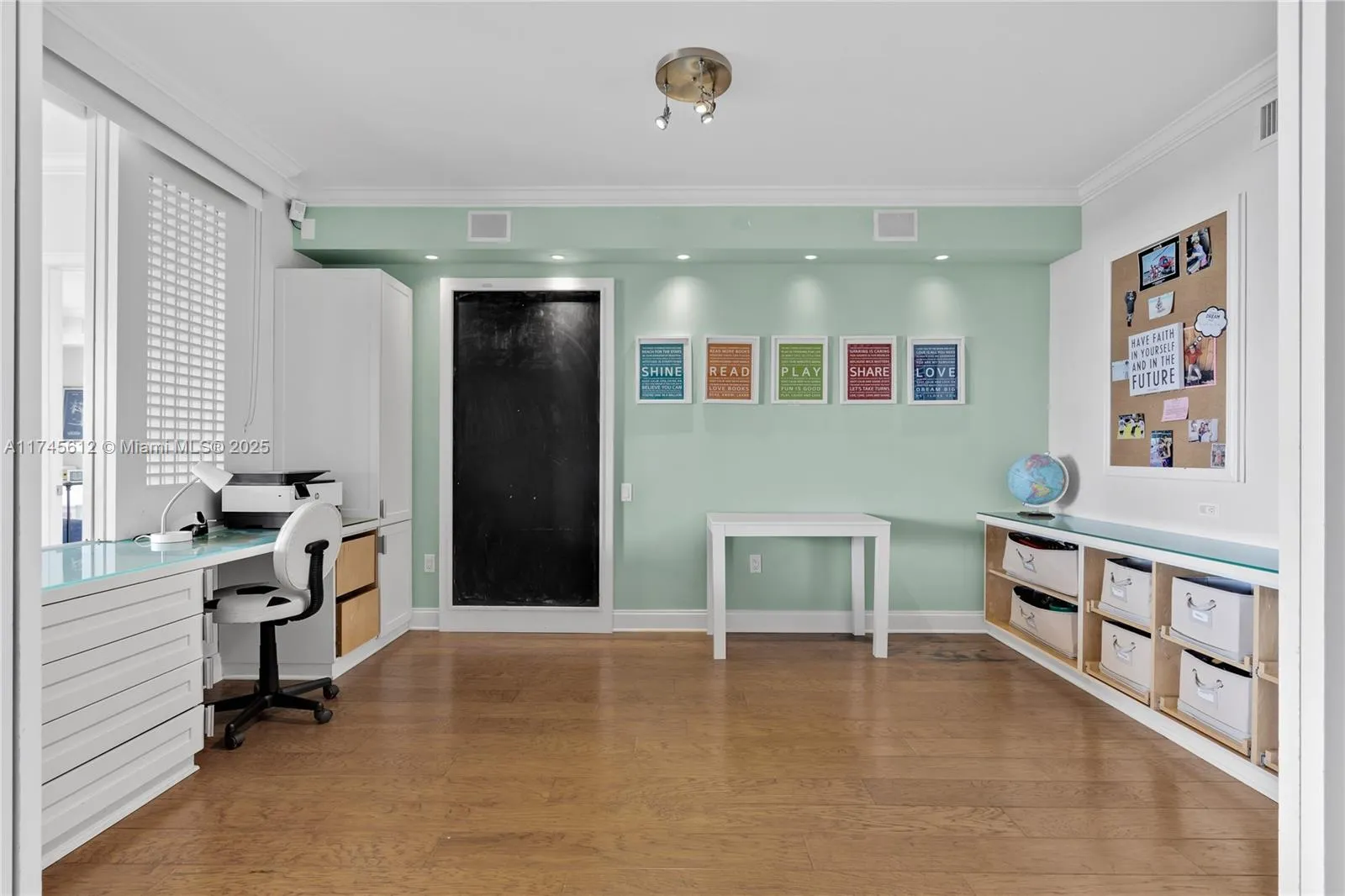 Key Biscayne, Florida 33149, United States, 3 Bedrooms Bedrooms, ,5 BathroomsBathrooms,Residential,Pending,4023