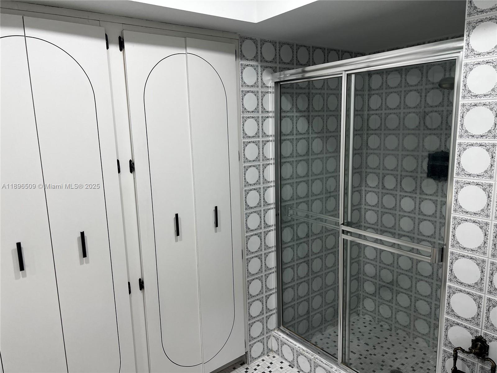 CHAPMAN PARK 8TH ADDN - Residential Lease