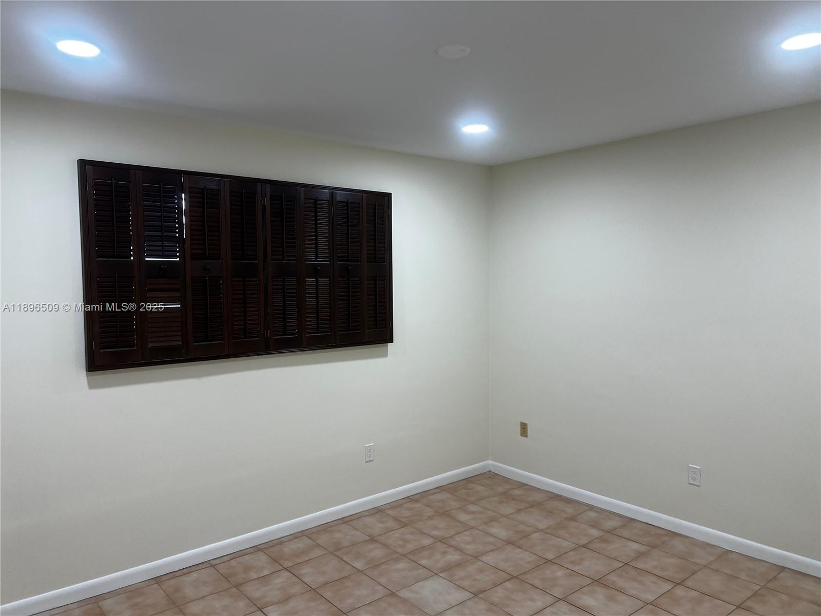 CHAPMAN PARK 8TH ADDN - Residential Lease