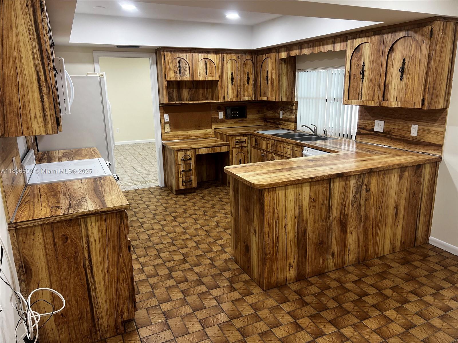 CHAPMAN PARK 8TH ADDN - Residential Lease