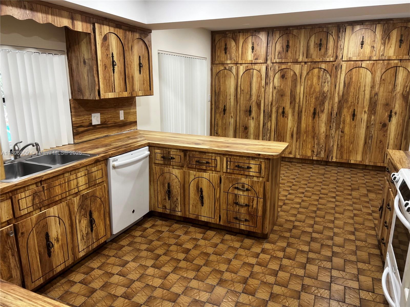 CHAPMAN PARK 8TH ADDN - Residential Lease