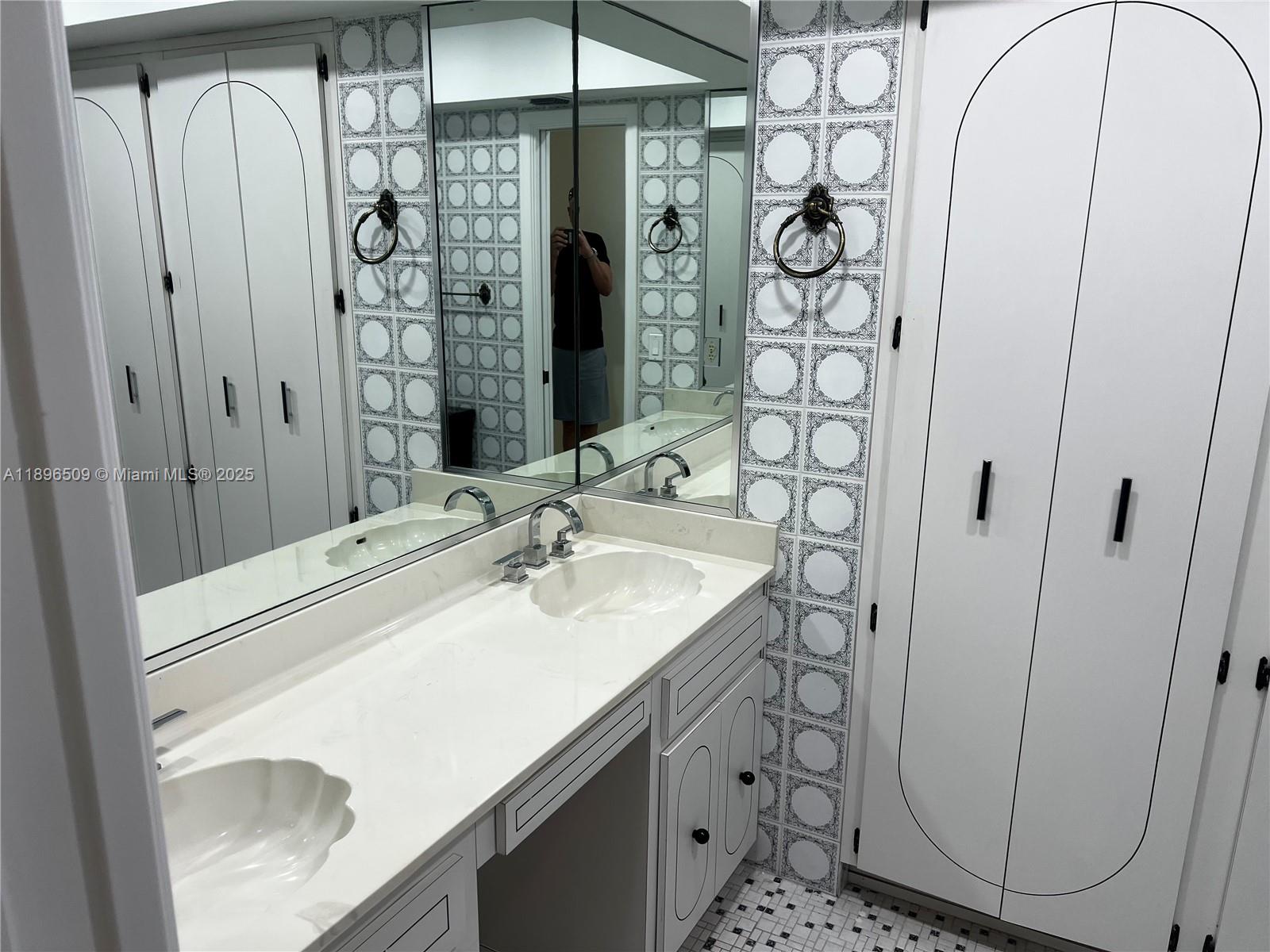 CHAPMAN PARK 8TH ADDN - Residential Lease