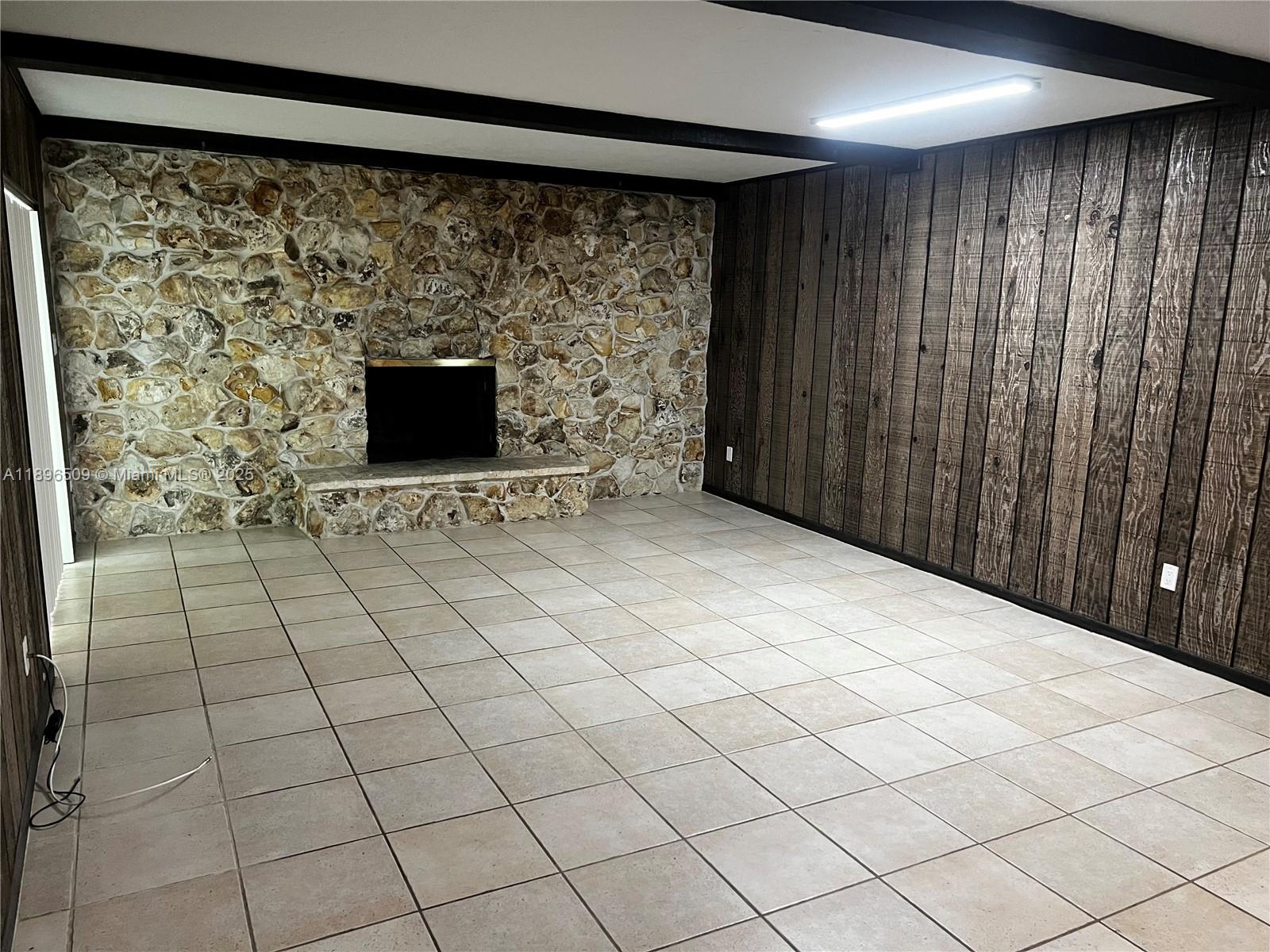 CHAPMAN PARK 8TH ADDN - Residential Lease