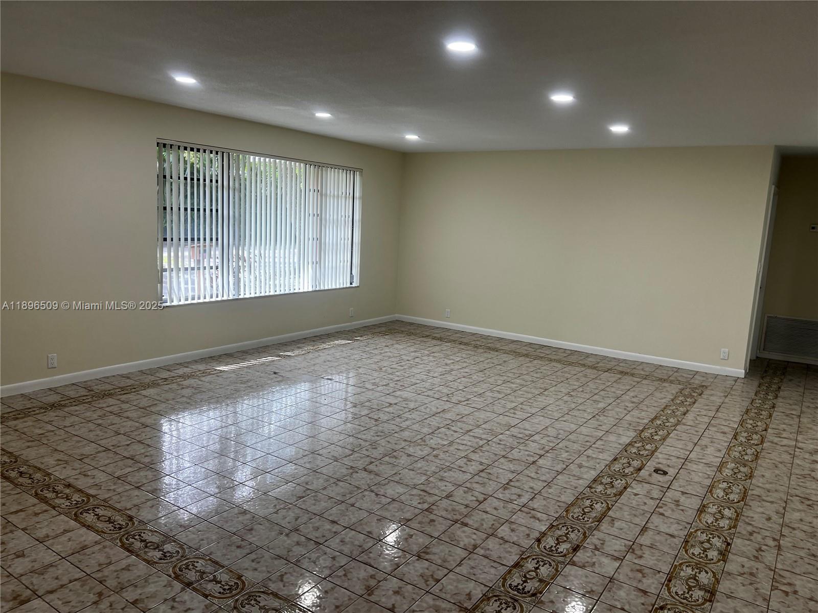 CHAPMAN PARK 8TH ADDN - Residential Lease