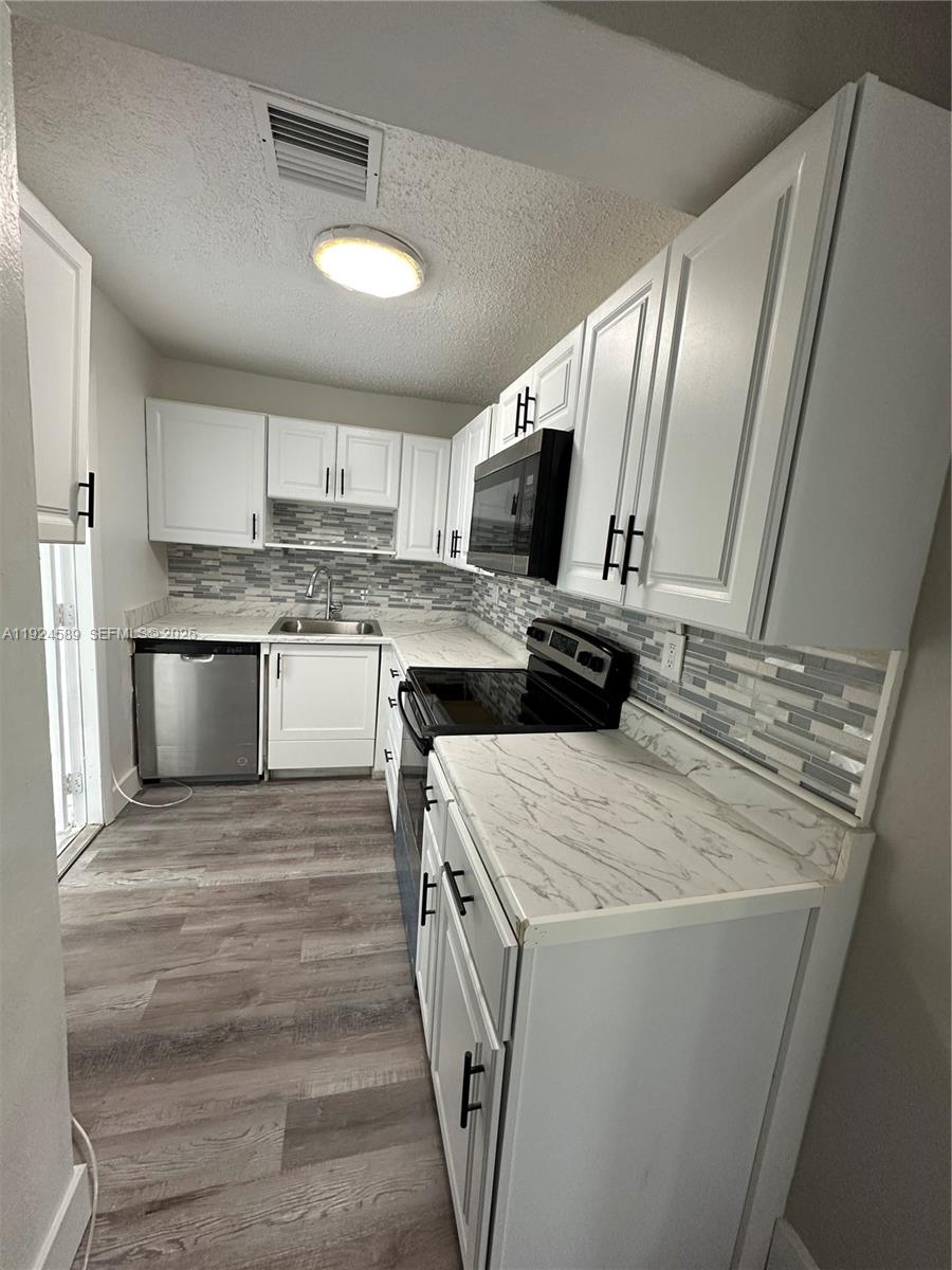 LAKE FOREST SEC ONE - Residential Lease