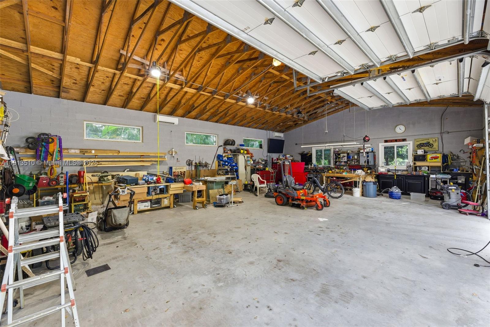 COUNTRY CLUB ESTATES UNIT - Residential