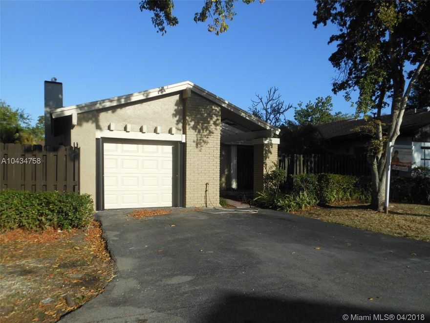 Corner lot single family home located at The Crossings community in Kendall. Property features 1850 sq ft, 2 beds, 2 baths, wood and tile floor, new stainless steel appliances and washer and dryer, remodeled kitchen and bathrooms, new hurricane shutters, plenty of light, centrally located, close to mayor roads, shopping centers,schools and much more. No HOA application is needed, ready to move in.