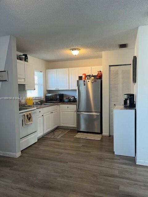 This beautifully upgraded second floor corner unit features 2 spacious bedrooms and 1 bathroom. The open layout is filled with natural light, and features updated finishes throughout. Conveniently located near shopping, dinning and major highways. Property is being rented fully furnished if desired.