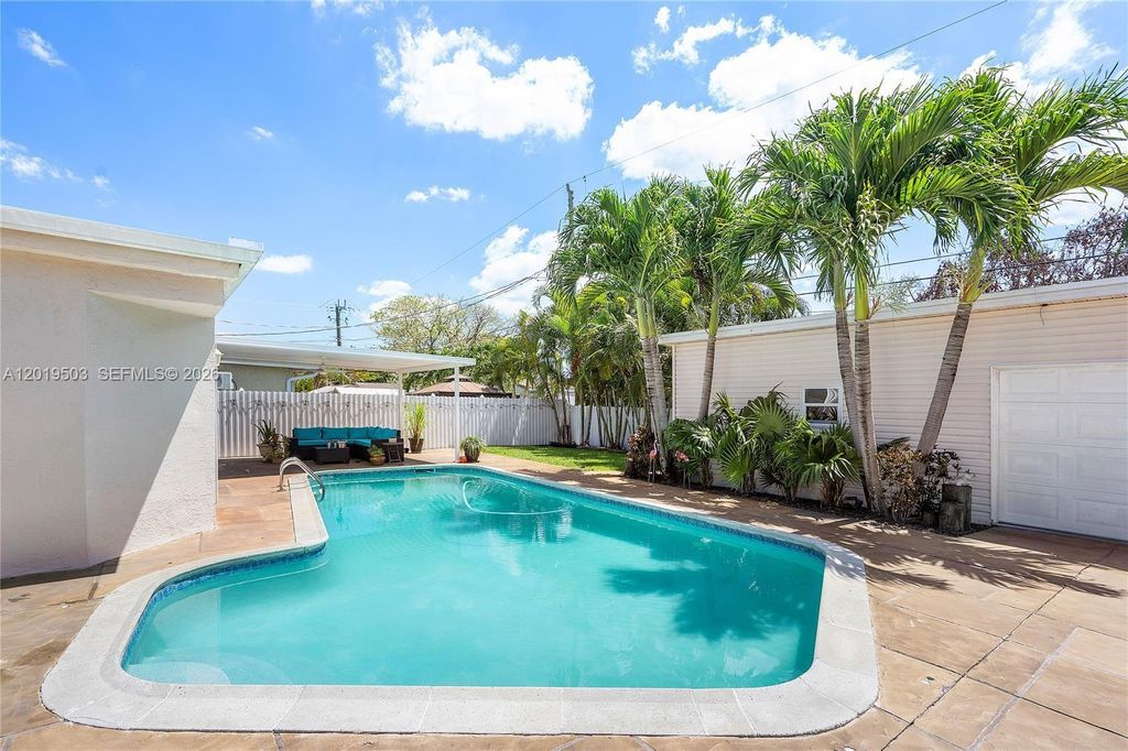 Photo of 3021 N 72nd Way, Hollywood, FL 33024 (MLS # A12019503)