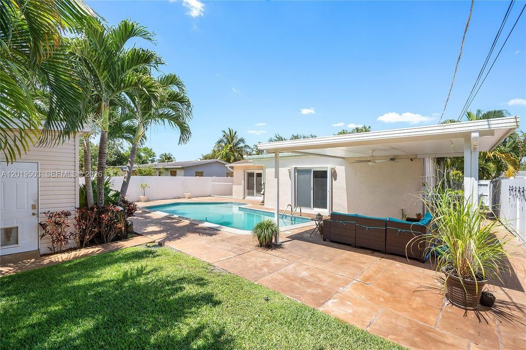 Photo of 3021 N 72nd Way, Hollywood, FL 33024 (MLS # A12019503)