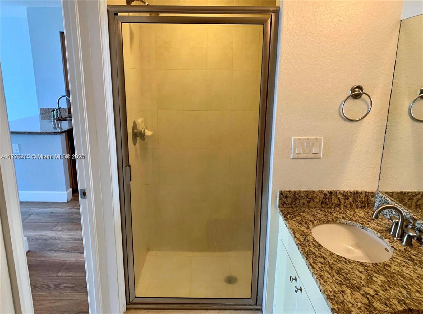 RADIUS CONDO - Residential