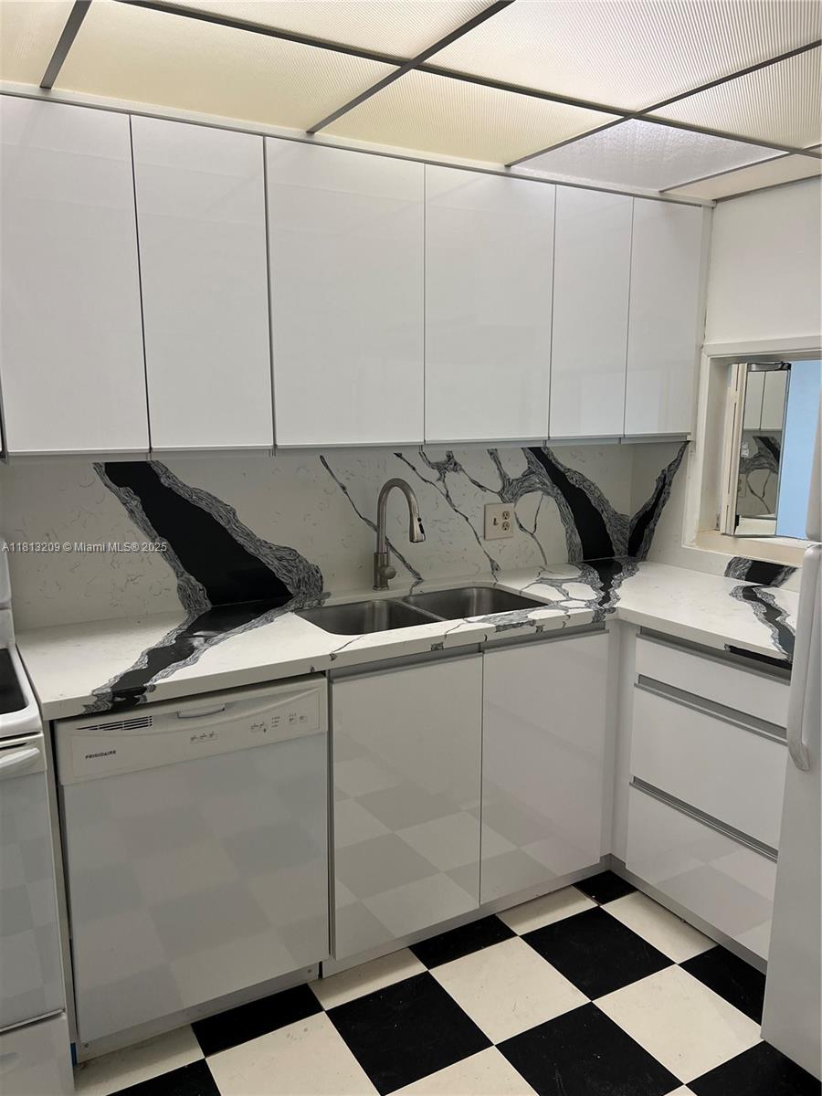 3475 S Ocean Blvd 1130, Palm Beach, FL, 33480/$325,000 3 3475 S Ocean Blvd 1130
