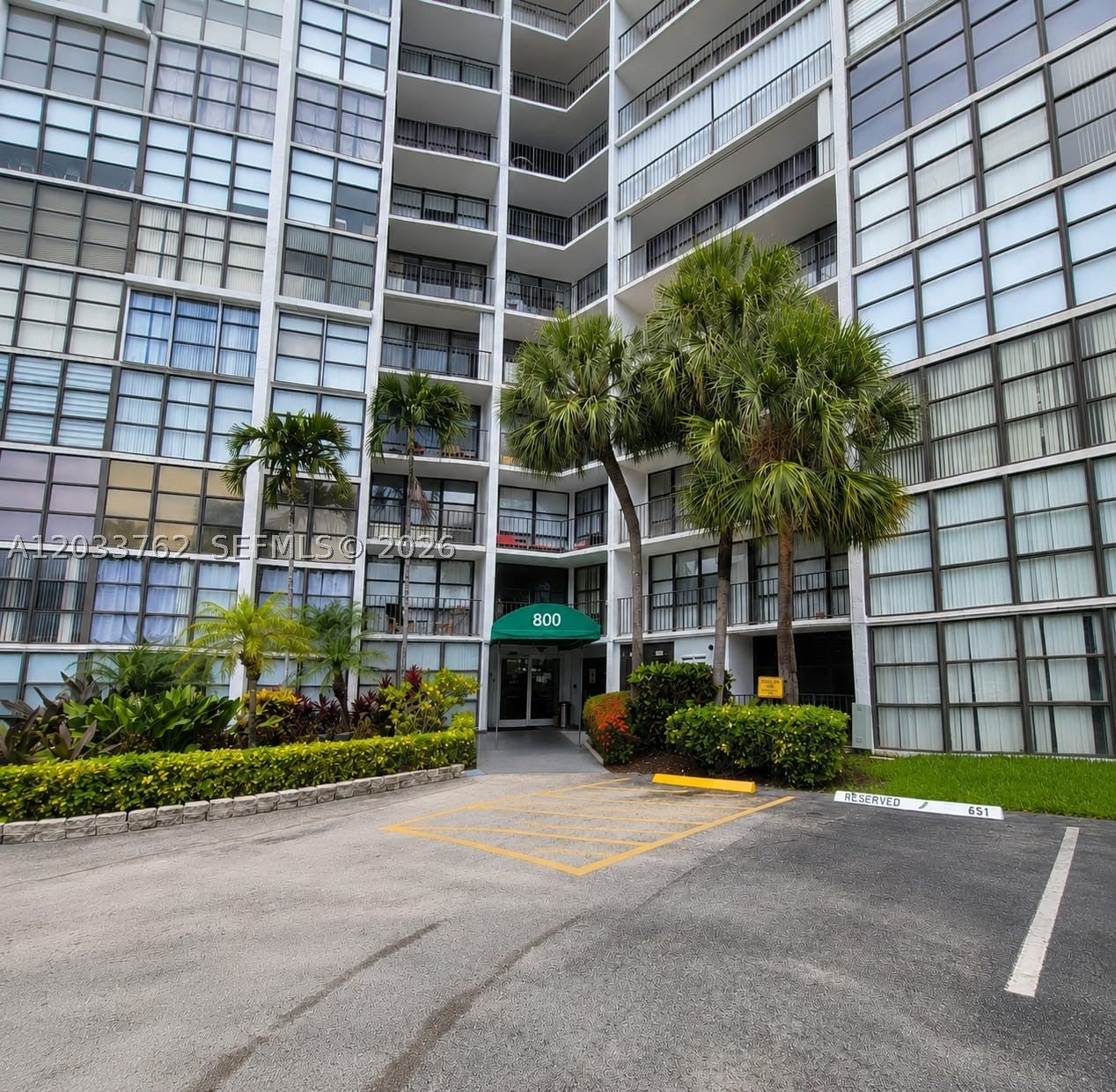 800 Parkview Dr