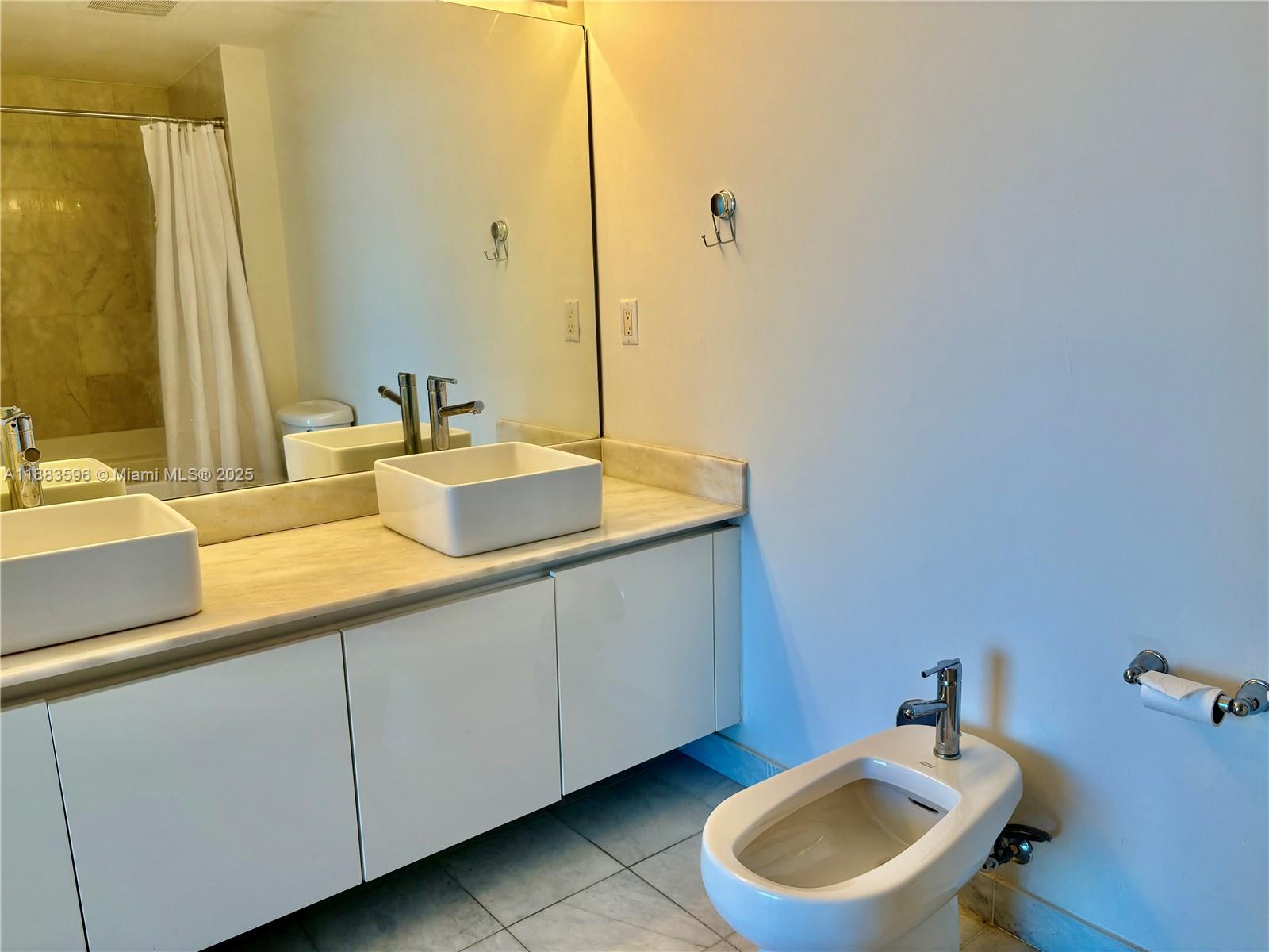 BLUE CONDO - Residential Lease