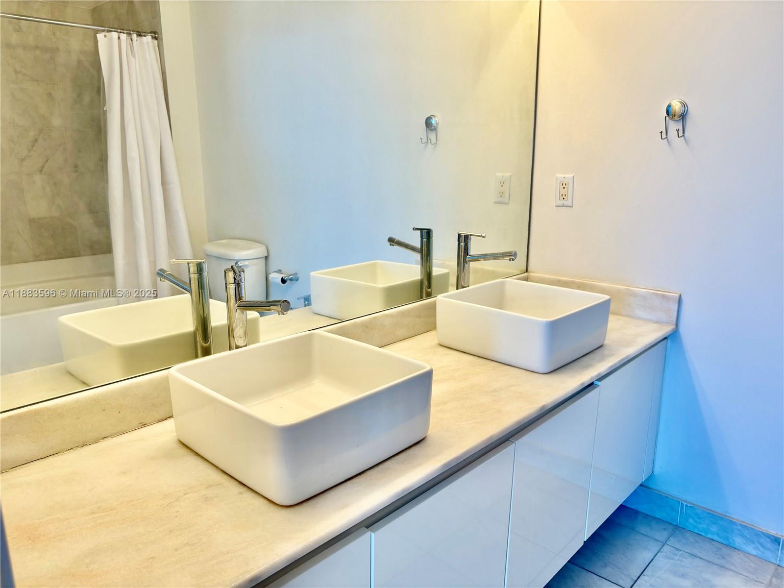 BLUE CONDO - Residential Lease