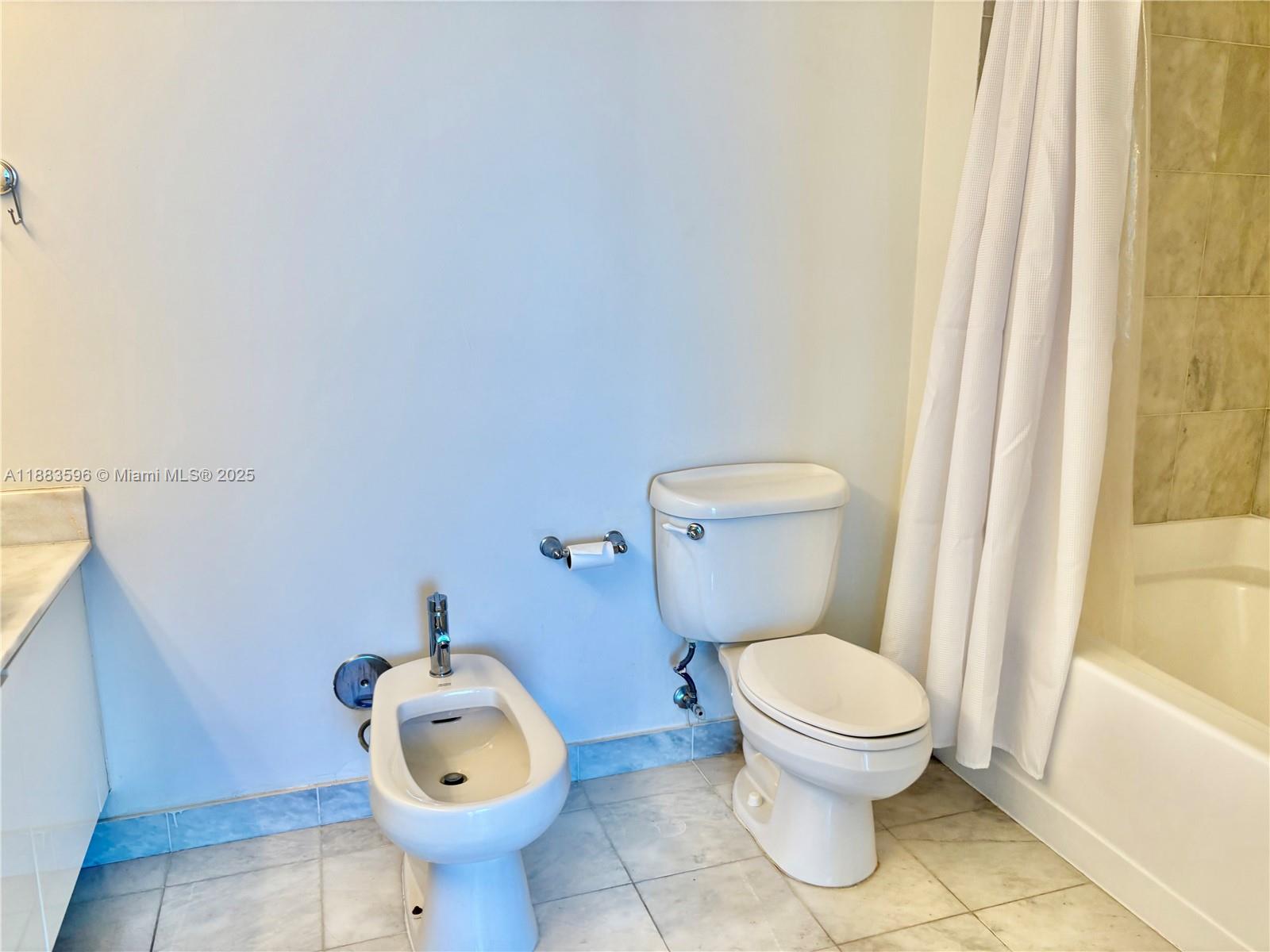BLUE CONDO - Residential Lease