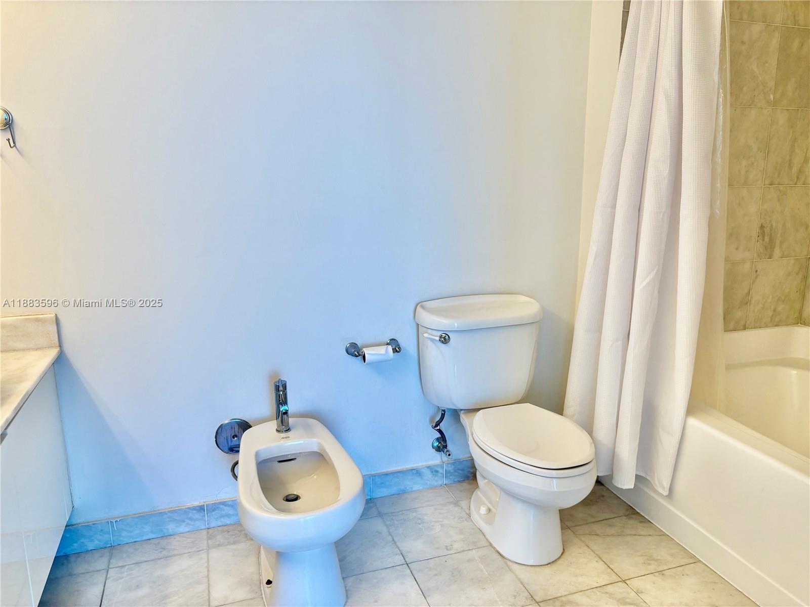 BLUE CONDO - Residential Lease