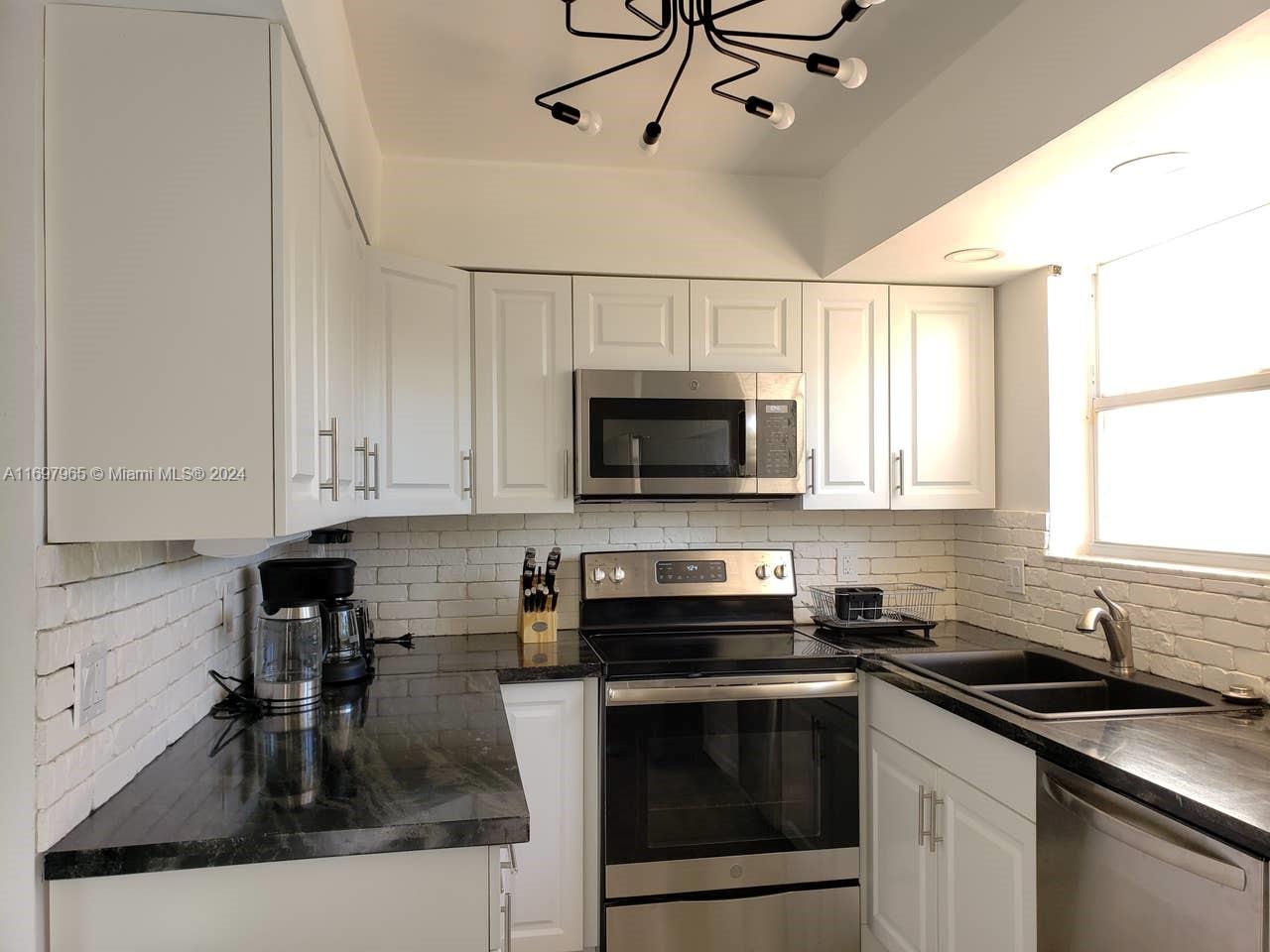 HOLLYWOOD LAKES SECTION - Residential