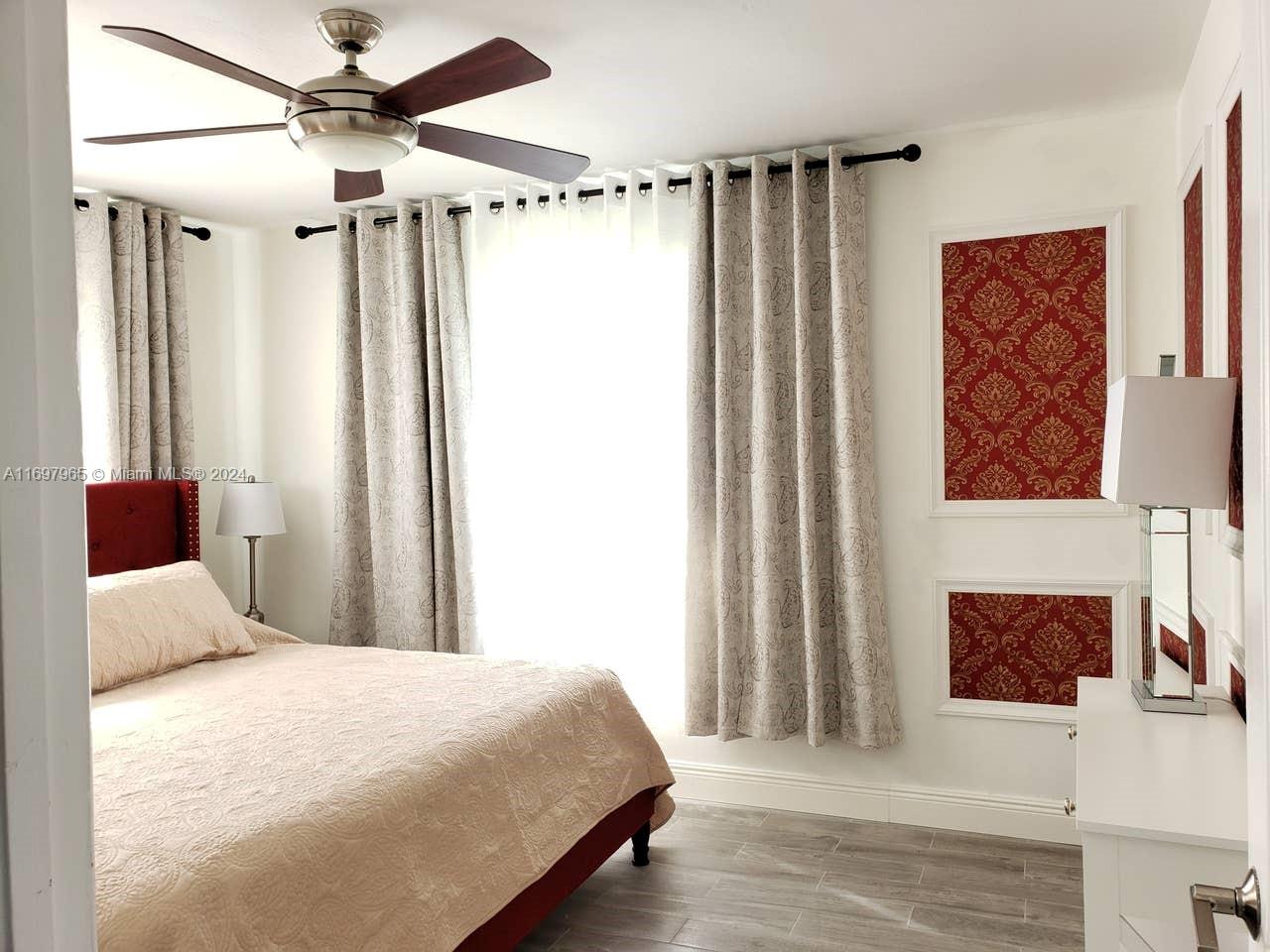 HOLLYWOOD LAKES SECTION - Residential