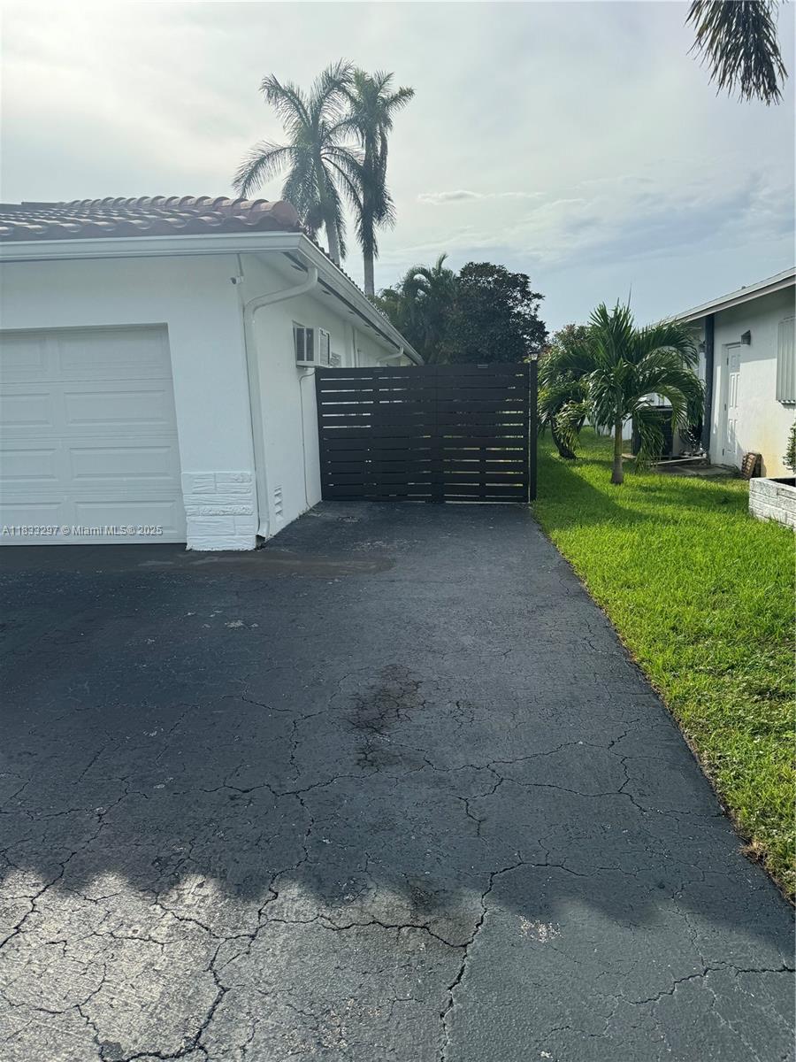 Beautiful modern fully furnished 1 bedroom, 1 bathroom efficiency with cozy kitchenette. This unit has wood and marble floors, Hurricane shutters for protection, and a covered patio leading to the beautiful inground pool, surrounded by a fenced backyard located in the heart of plantation's safe community, near parks, multiple schools, universities, hospitals, golf courses, shopping, and restaurants. Perfect for anyone looking for a calm place to live and enjoy. RENT INCLUDES ALL UTILITIES SUCH AS WATER, ELECTRICITY, AND HIGH SPEED INTERNET. (alarm system and parking spot also included).