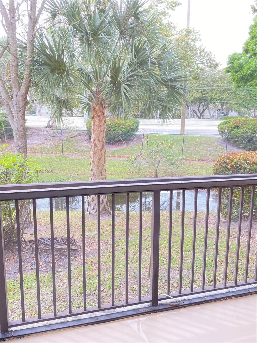 Excellent First Floor apartment in gated community !!!
Fresh Painted, AC new, Remodel bathroom and New Appliances.
Lots of amenities such as Pool, Tennis court, Club house, Gym.