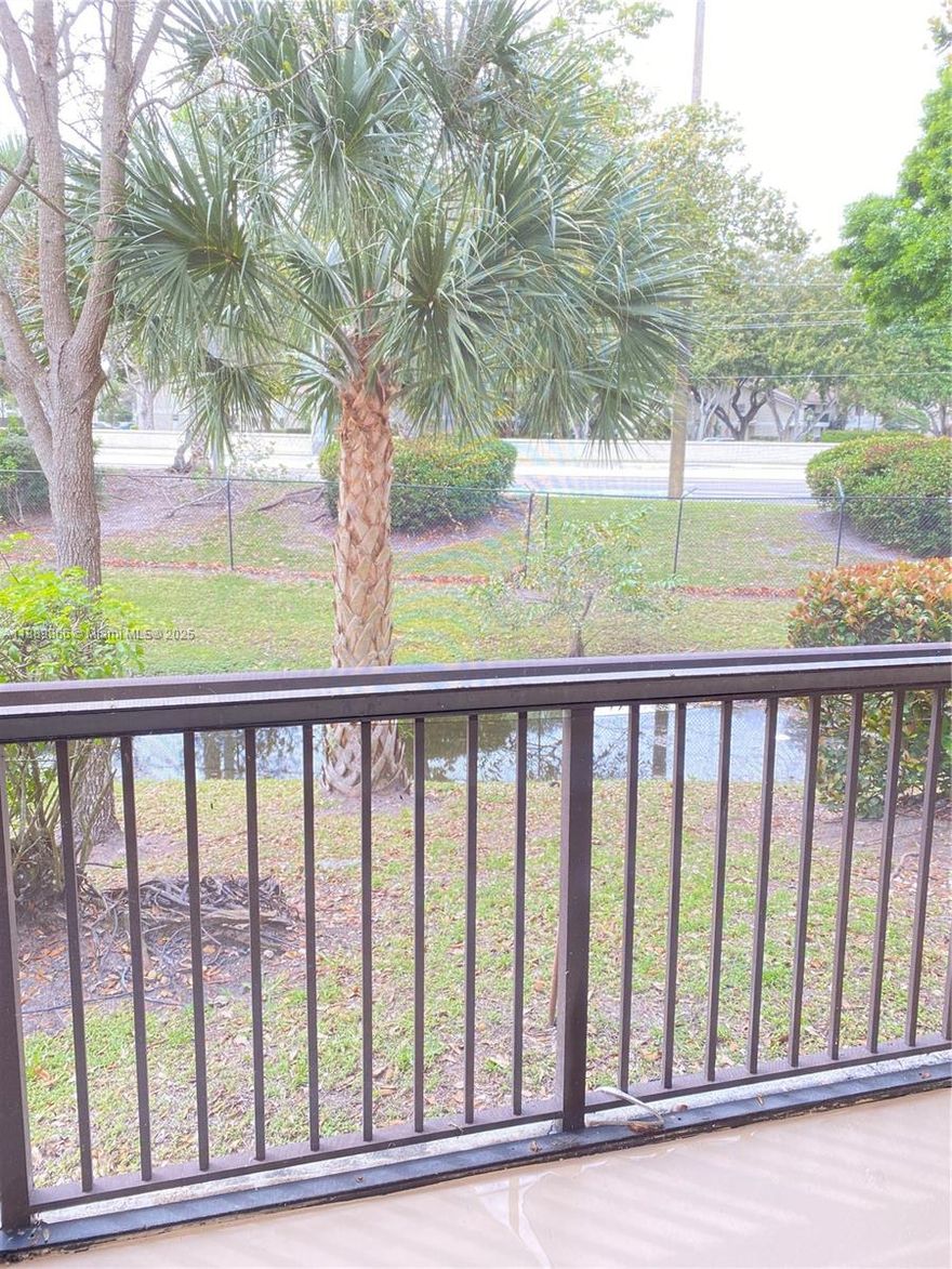 Excellent First Floor apartment in gated community !!!
Fresh Painted, AC new, Remodel bathroom and New Appliances.
Lots of amenities such as Pool, Tennis court, Club house, Gym.