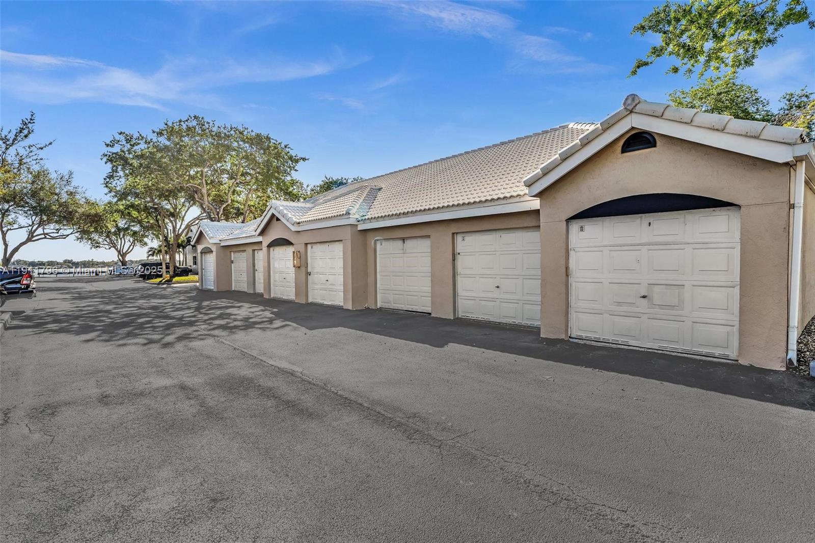 LAKEVIEW CLUB CONDO - Residential Lease