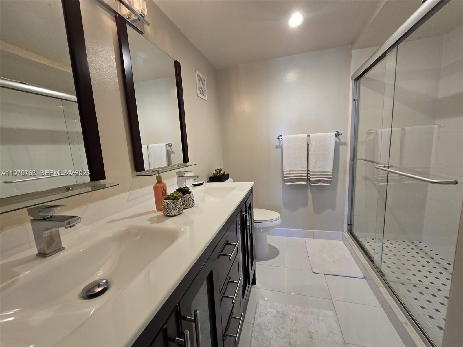 BUILDING ONE OF RACQUET C - Residential