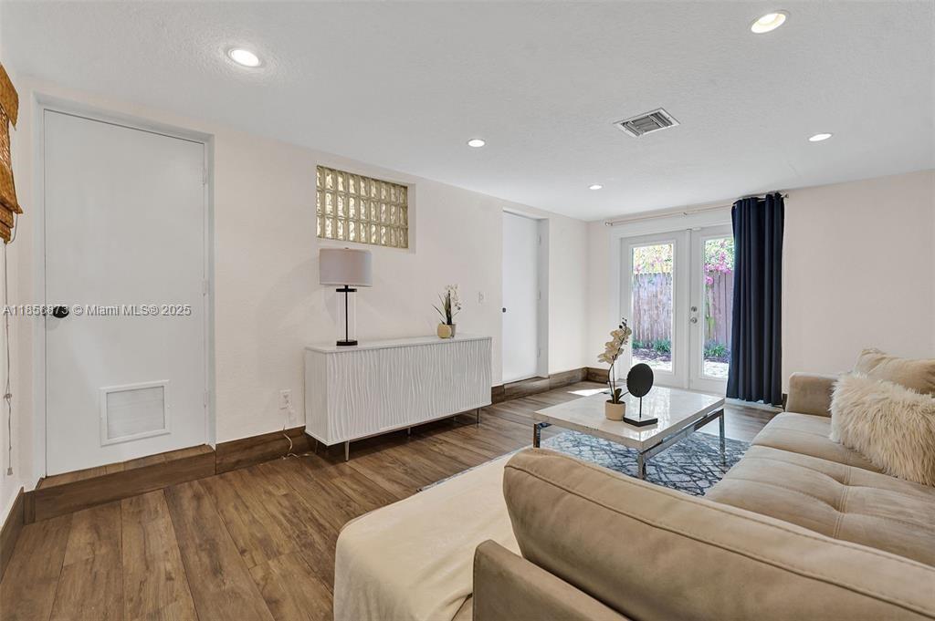 LAUDERDALE PARK 6-33 1/2 - Residential Lease