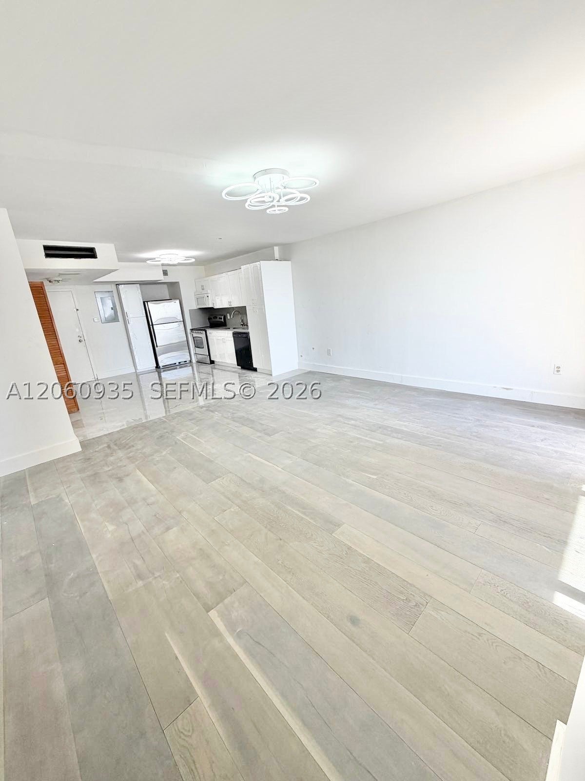 9273 Collins Ave 811