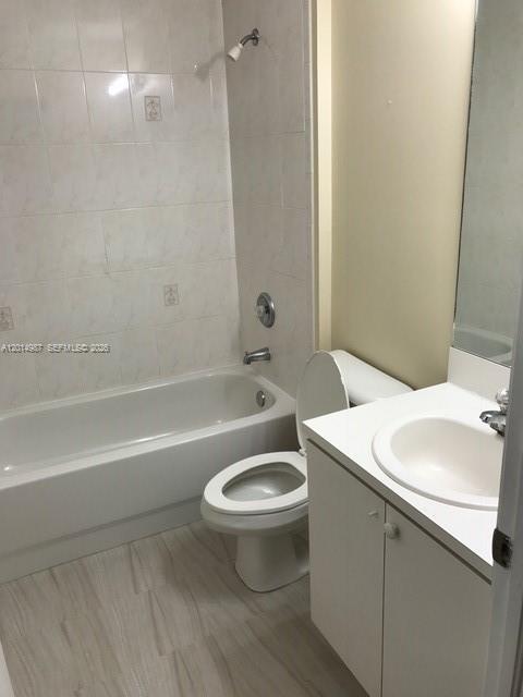 VILLAS AT HARBOR ISLES CO - Residential Lease