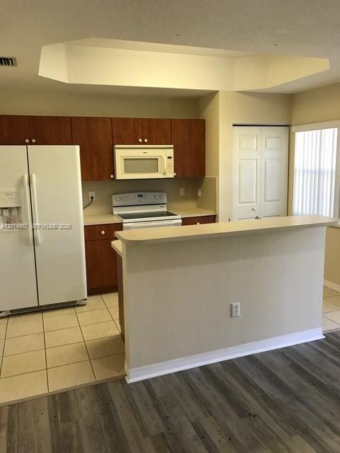 VILLAS AT HARBOR ISLES CO - Residential Lease