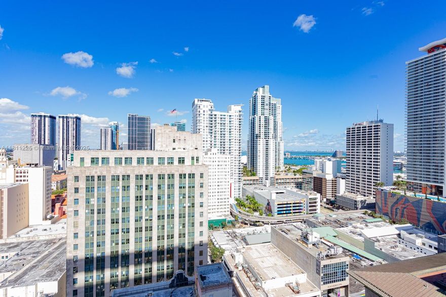 LOCATION, LOCATION, LOCATION!!! In the heart of Downtown Miami. This is for those who want the convenience of having everything around! Walking distance to Whole Foods Market, Bayside, Restaurants, etc... A beautiful studio fully furnished, you can move to this unit right now! The amenities include a rooftop pool, fitness center, sauna, lounge, and social room. What are you waiting for? This place is perfect for you!!!