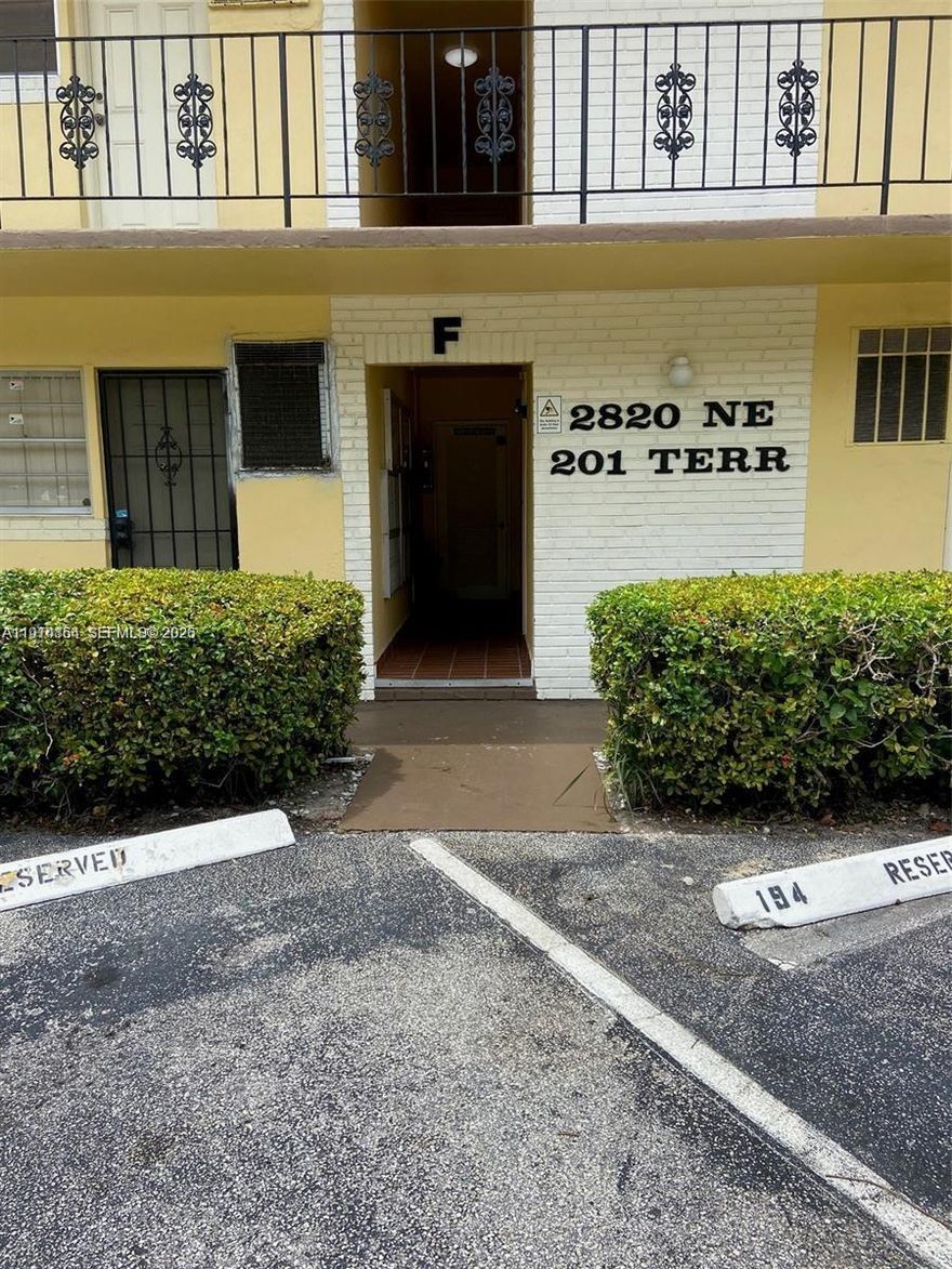 BEST OPPORTUNITY TO LIVE IN AVENTURA, EXCELLENT CONDITION, UPDATE UNIT, WALKING DISTANCE TO AVENTURA MALL, LIBRARY, PROMENADE SHOPS, EASY TO SHOW.