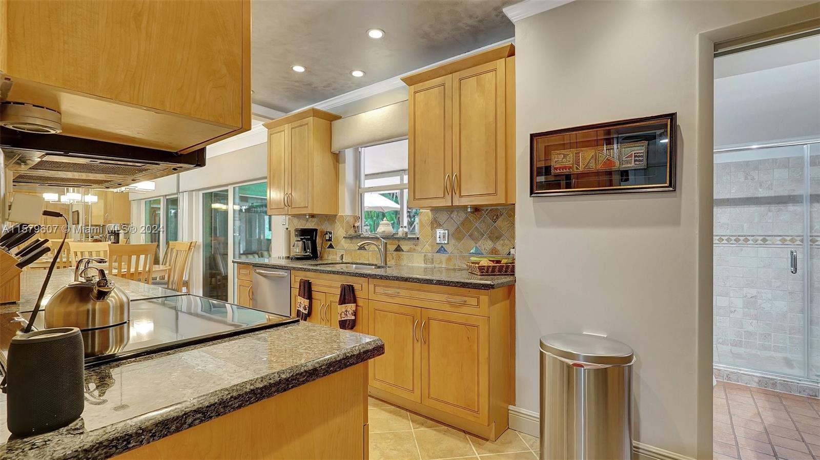 HOLLYWOOD PLACE - Residential