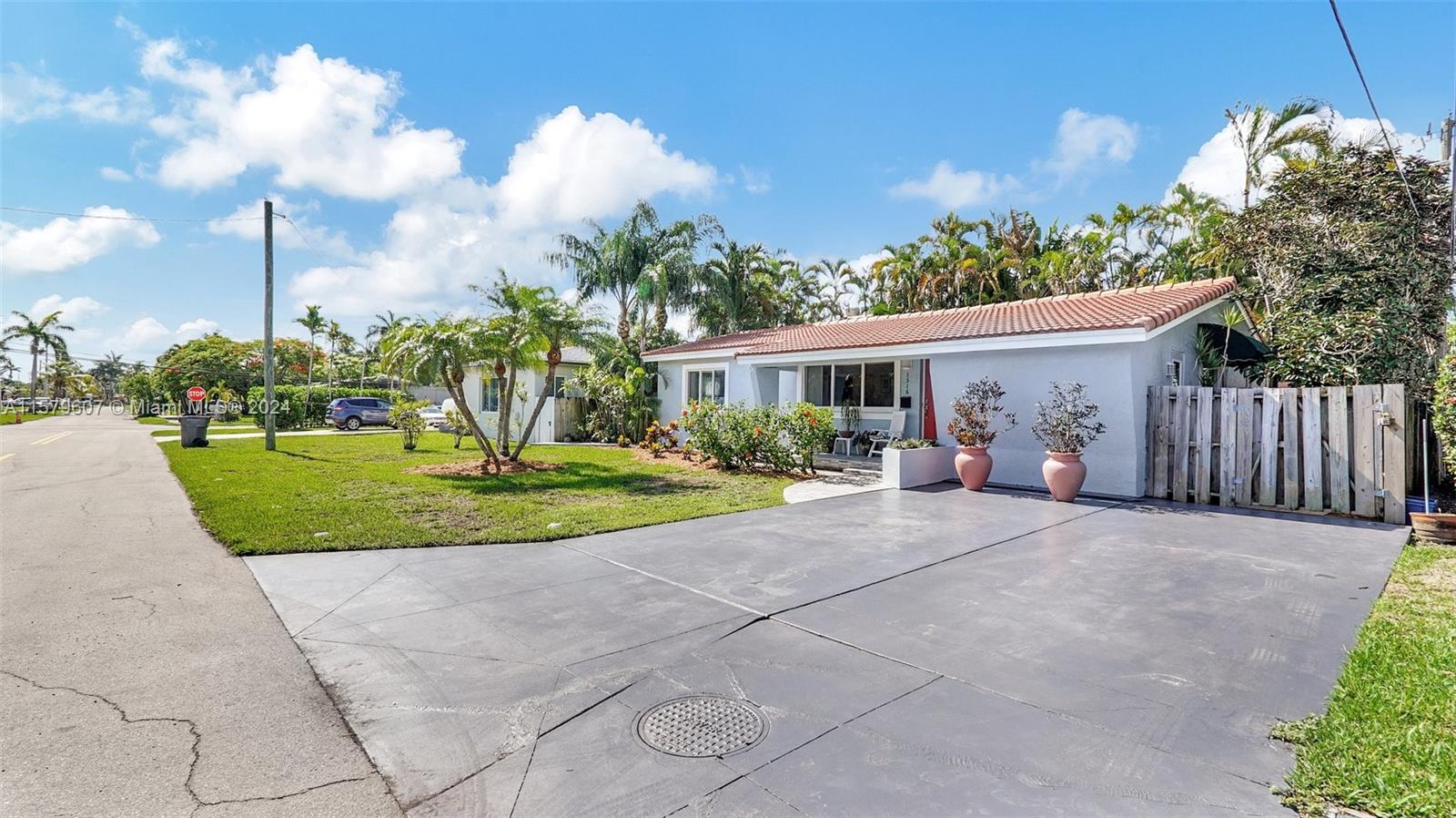 HOLLYWOOD PLACE - Residential