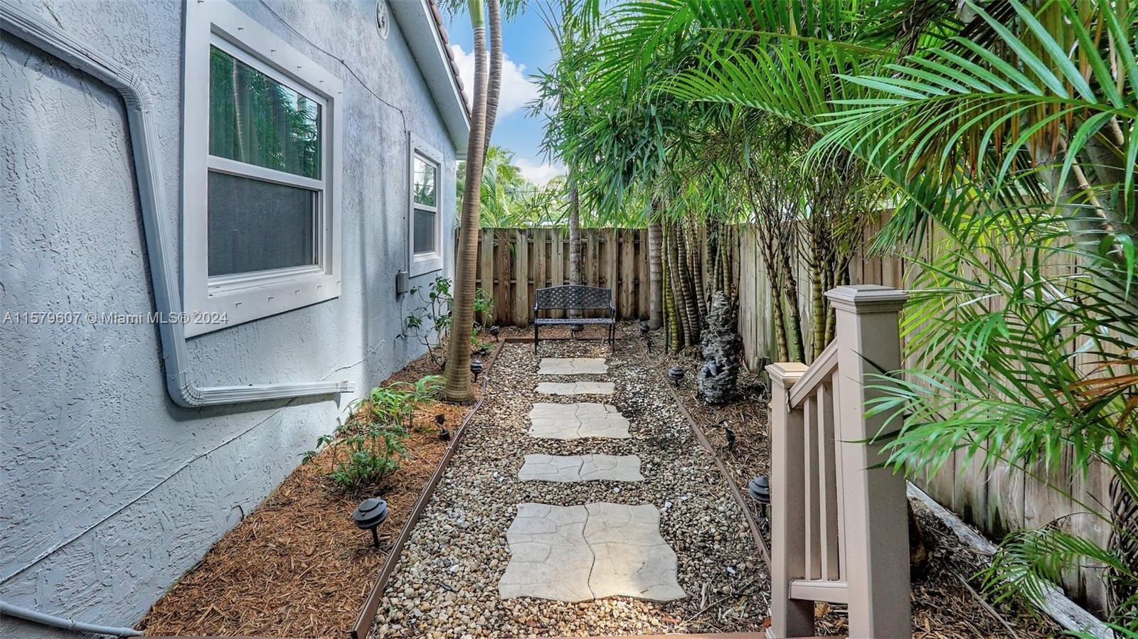 HOLLYWOOD PLACE - Residential