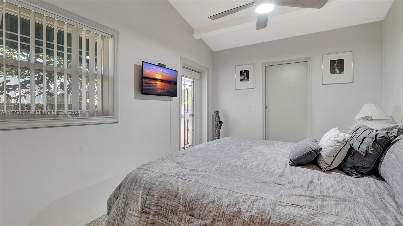 HOLLYWOOD PLACE - Residential