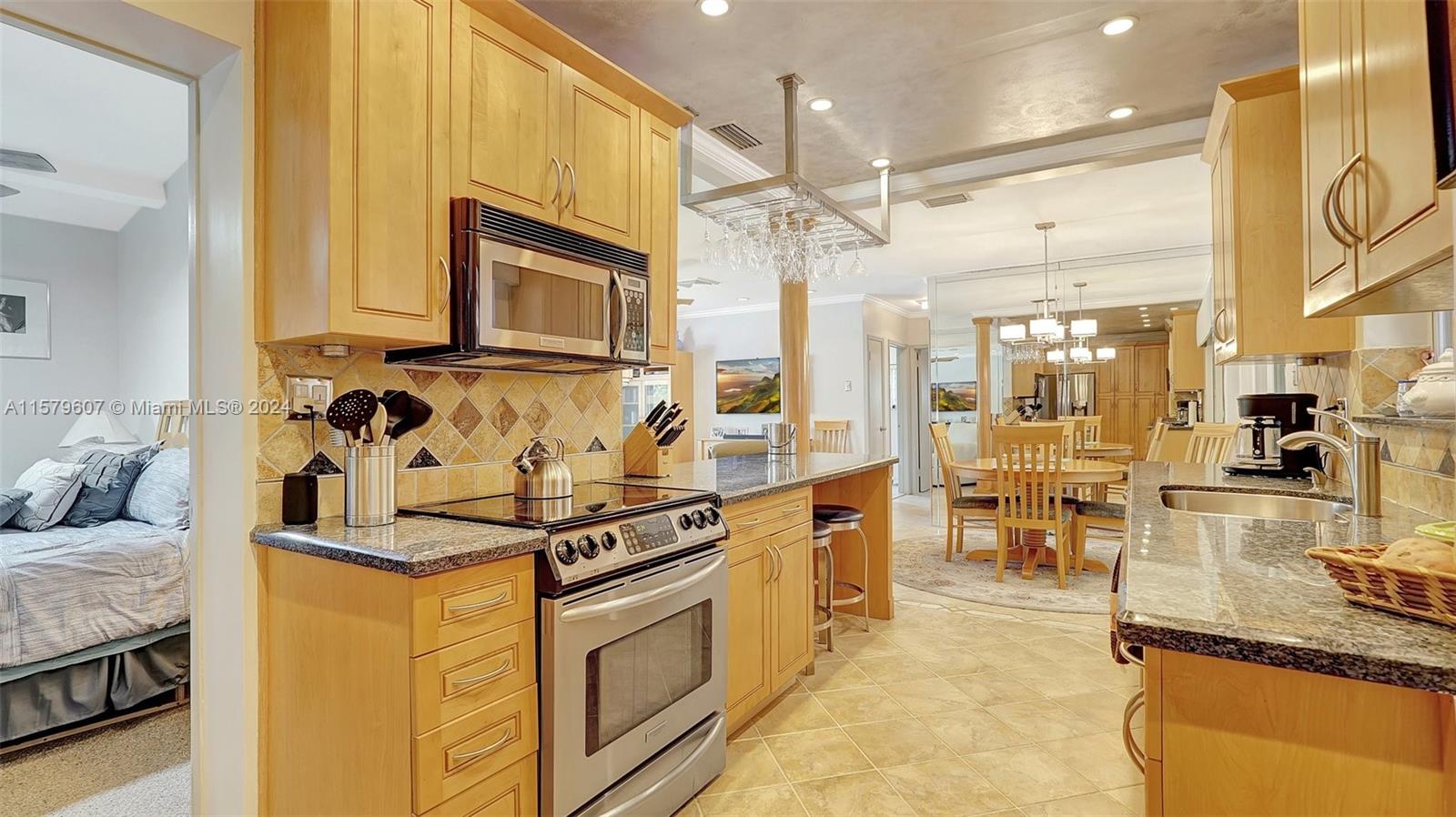 HOLLYWOOD PLACE - Residential
