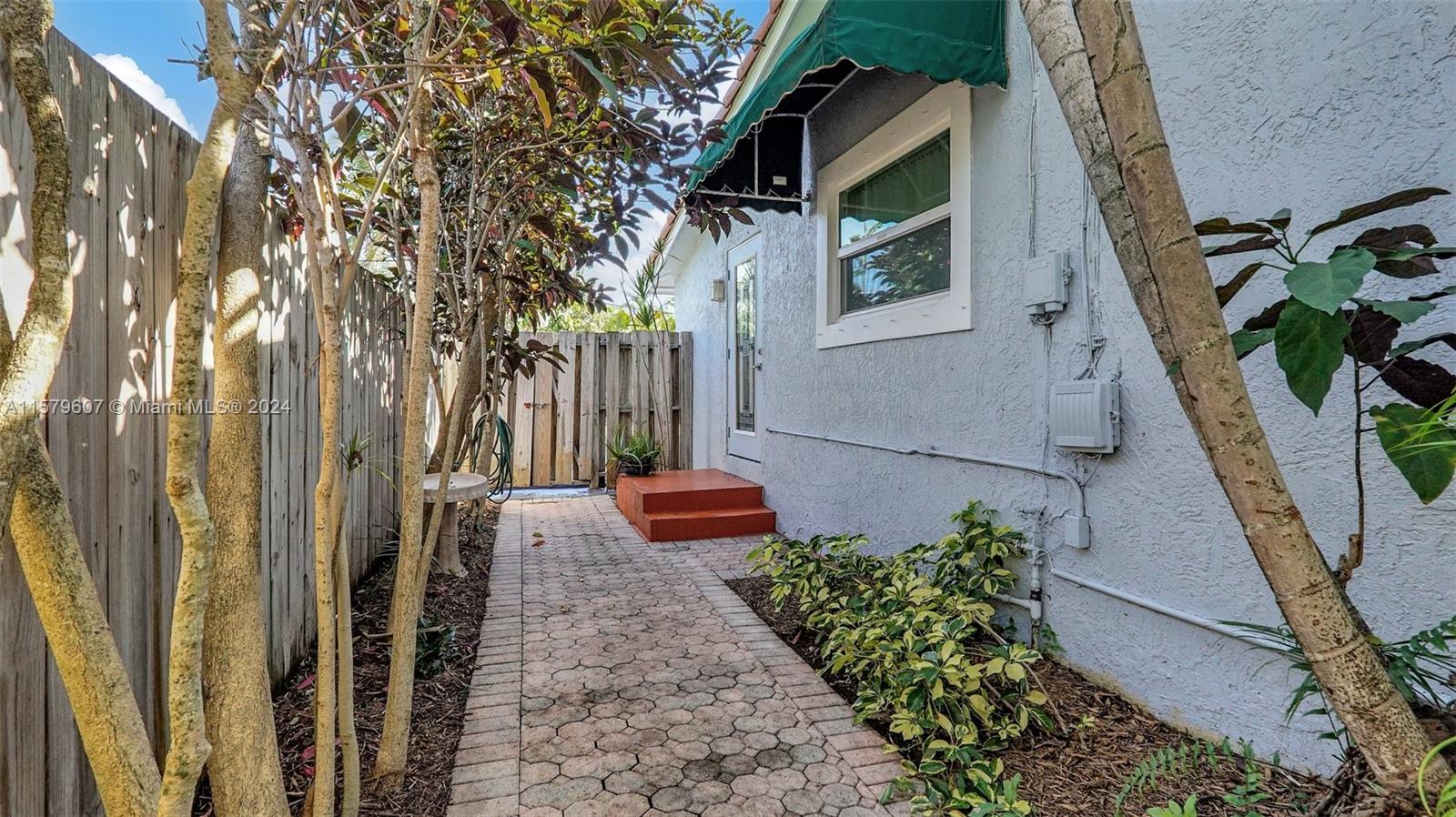 HOLLYWOOD PLACE - Residential