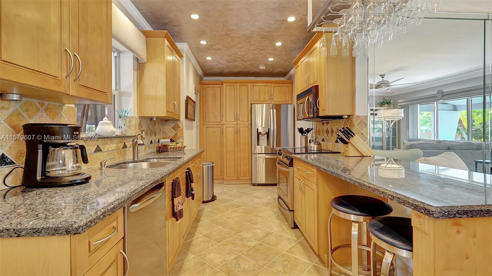 HOLLYWOOD PLACE - Residential
