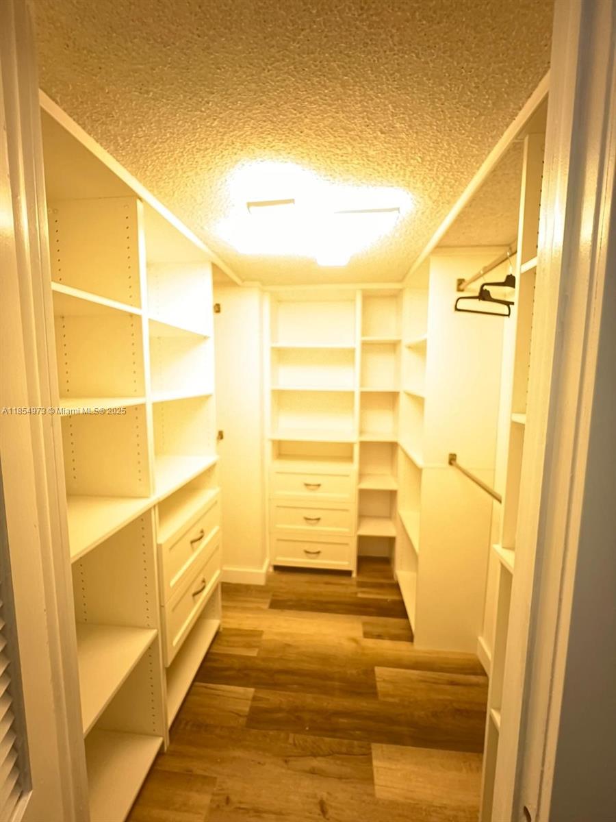 HALLMARK OF HOLLYWOOD CON - Residential